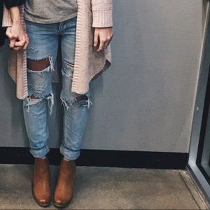 cute “Mom” type of light wash denim jeans